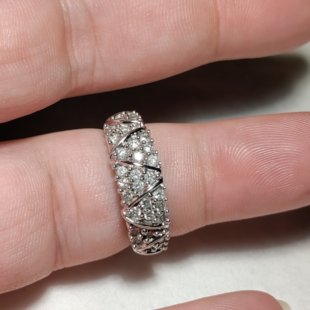Beautiful 10K 1CTW Diamond Ring/Band - Picture 10 of 13